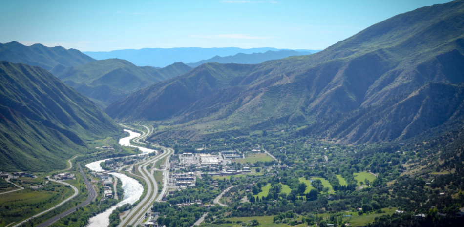 a view of the glenwood springs colorado